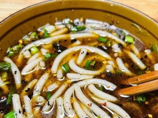 【旅游美食攻略】遵义羊肉粉全攻略:黔北暖身招牌,本地人私藏吃法与老店