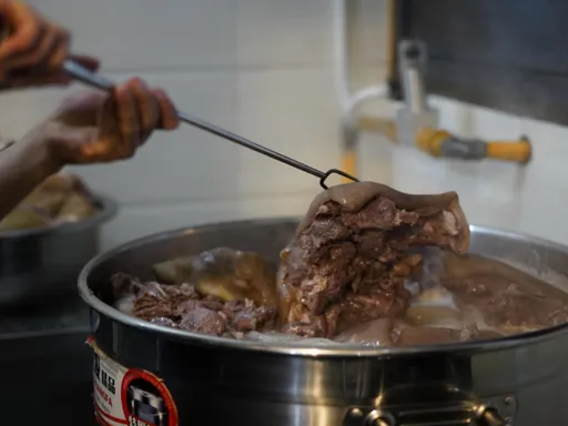 【旅游美食攻略】六盘水水城羊肉粉全攻略:凉都清鲜招牌,本地人私藏吃法与老店