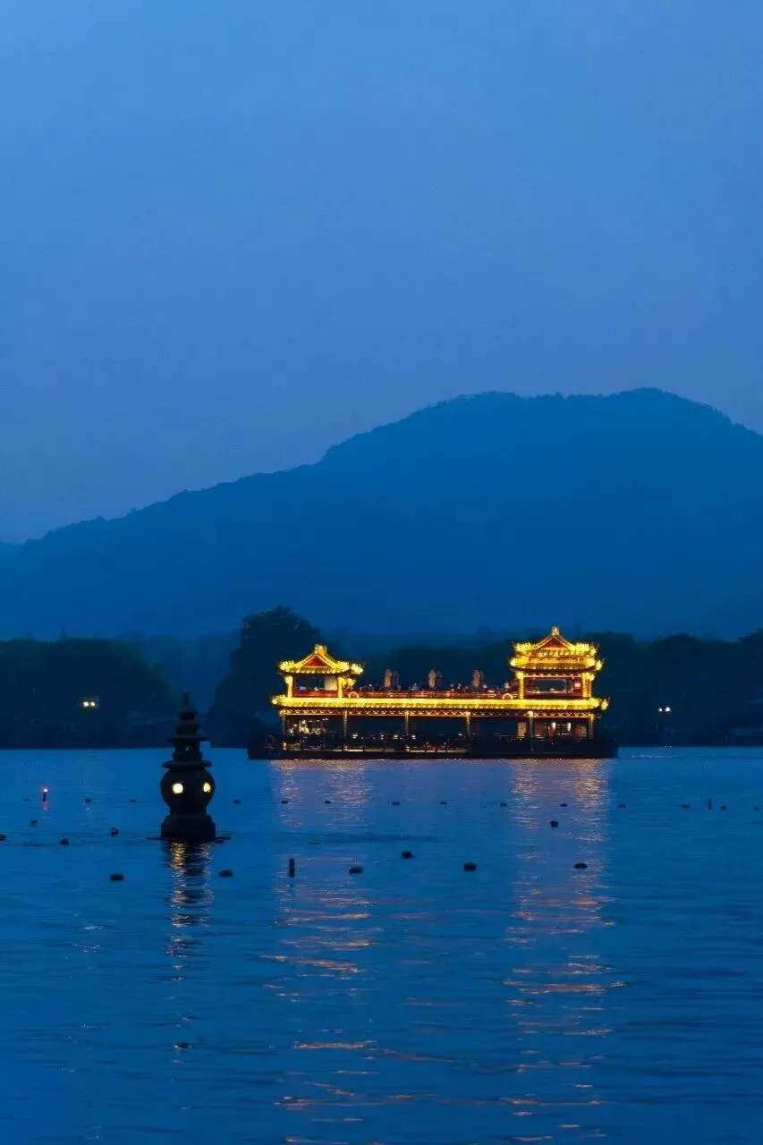 赶上杭州奇妙夜!西湖夜游/旅游完整攻略,避开人潮赏满湖灯火荷香