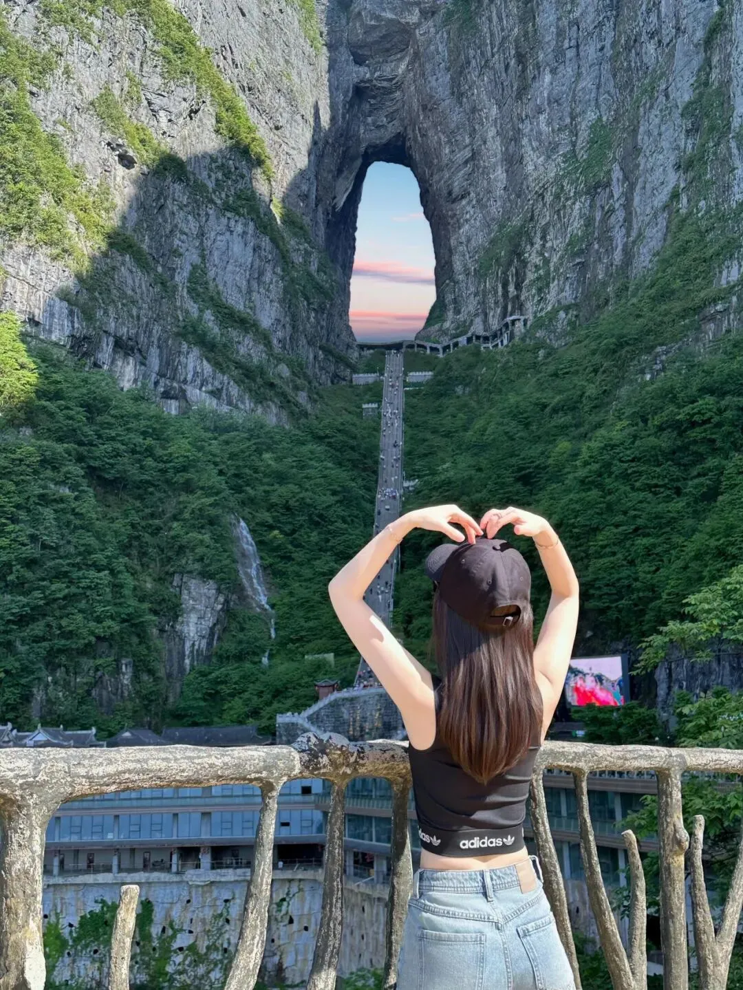 7-8月第一次去张家界超详细攻略!熬夜整理的张家界旅游指南(含必打卡景点+行程路线+美食推荐)超全出行攻略!
