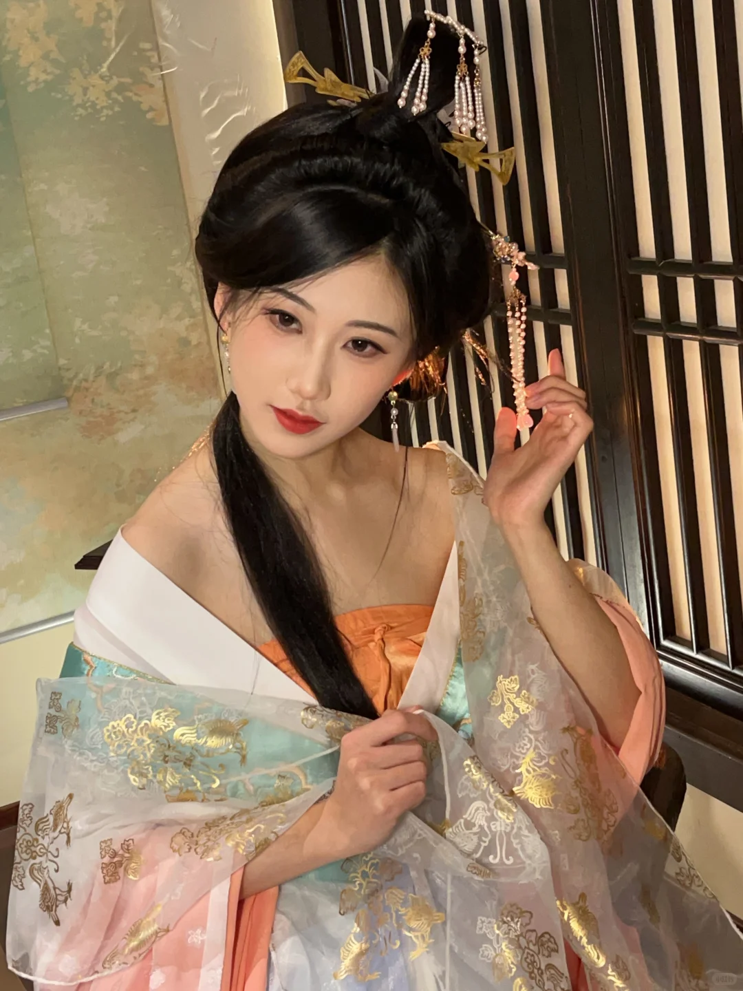 点唇凝眸暖塌间，举扇低眉小窗前