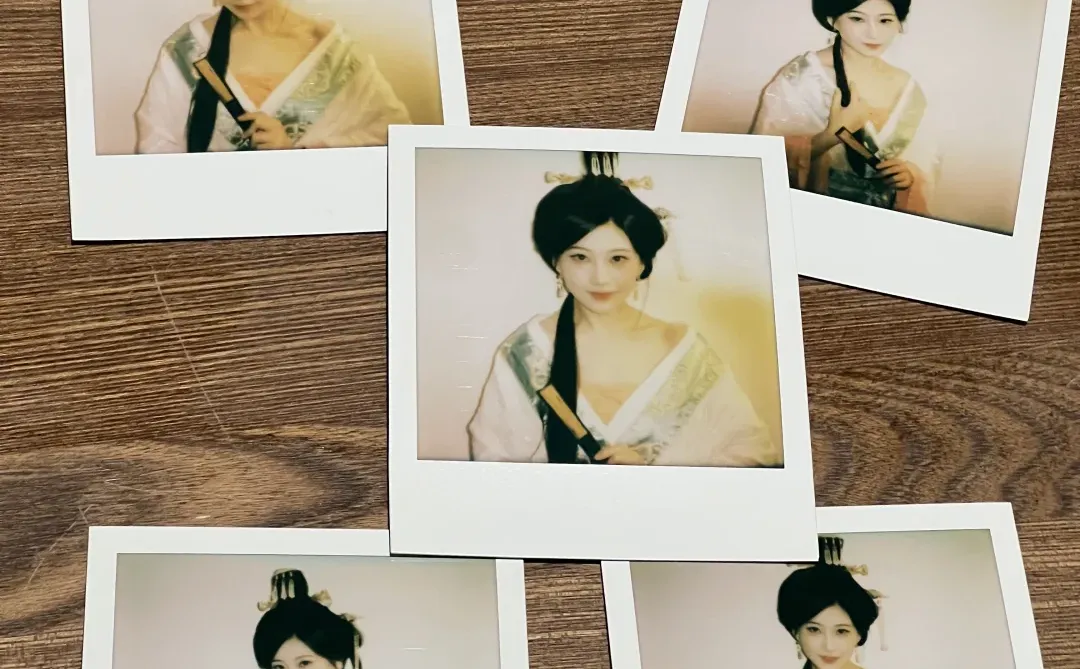 点唇凝眸暖塌间，举扇低眉小窗前