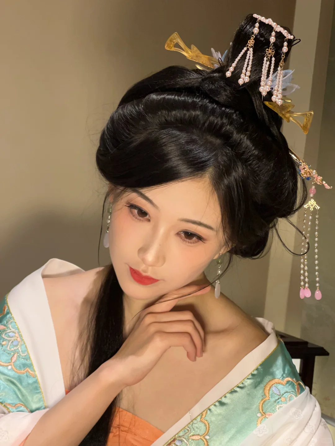 点唇凝眸暖塌间，举扇低眉小窗前