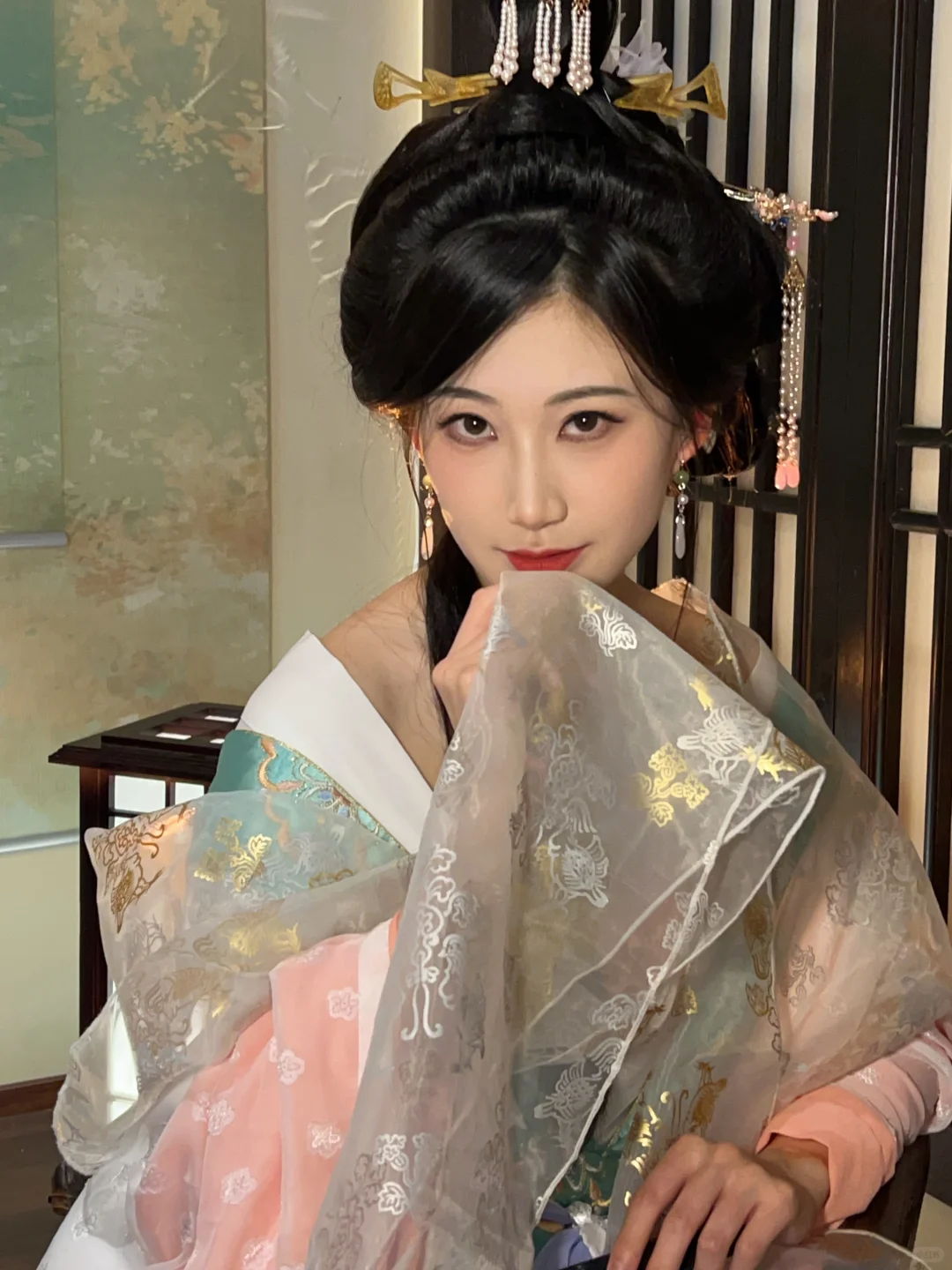 点唇凝眸暖塌间，举扇低眉小窗前