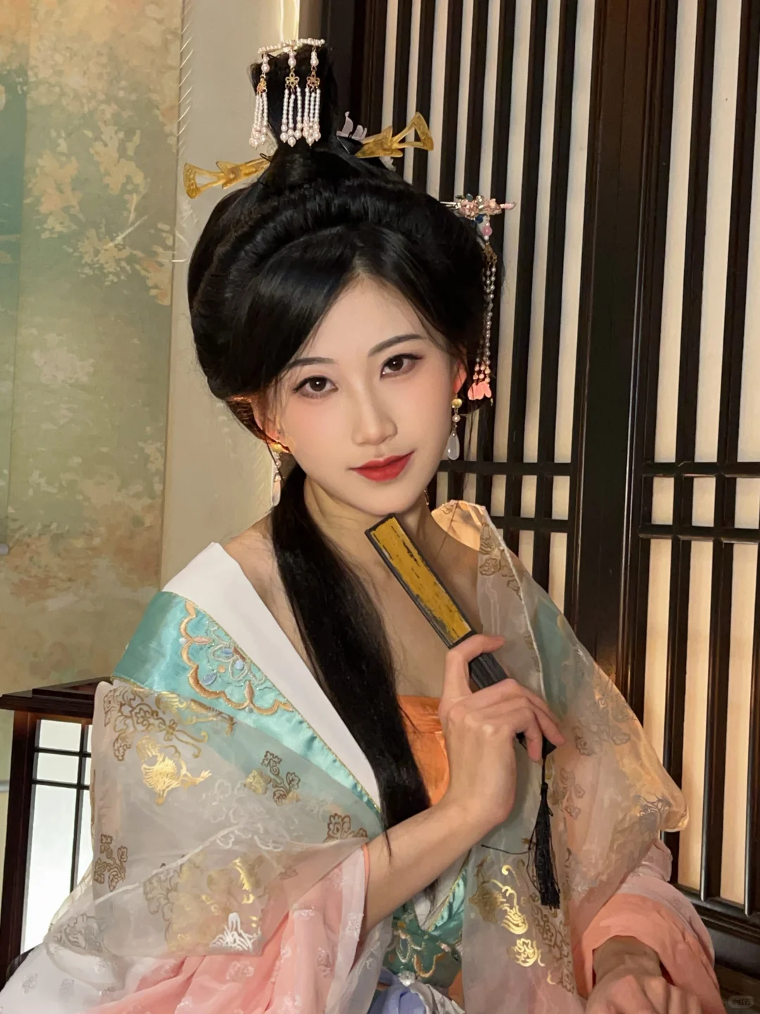 点唇凝眸暖塌间，举扇低眉小窗前