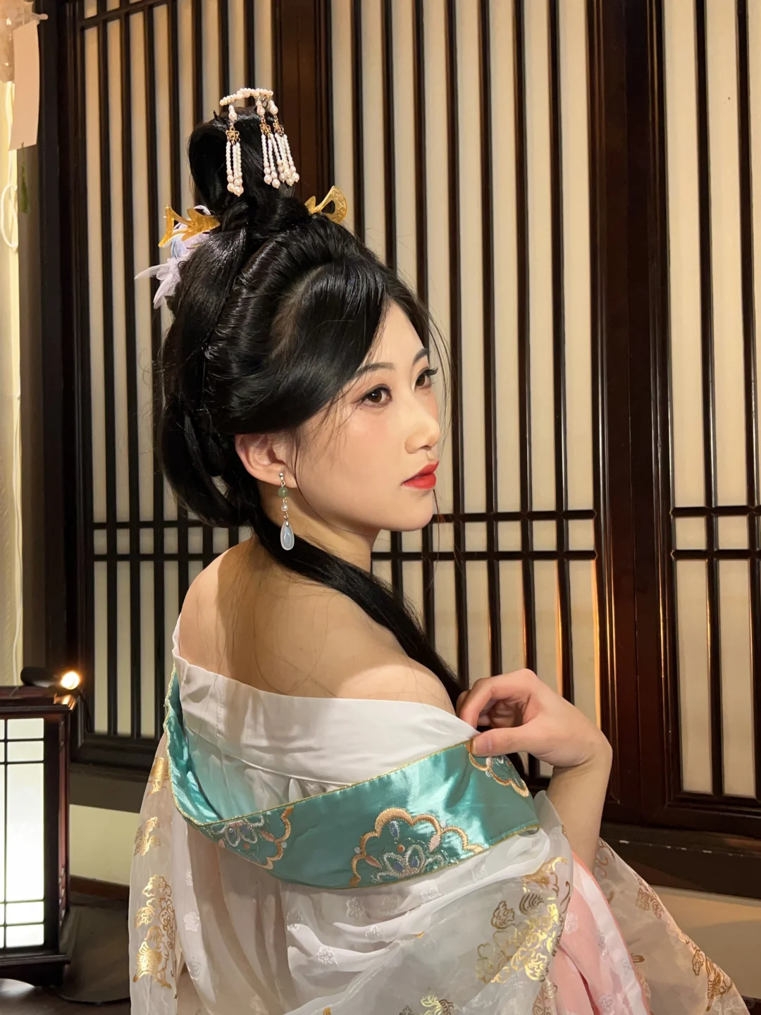 点唇凝眸暖塌间，举扇低眉小窗前