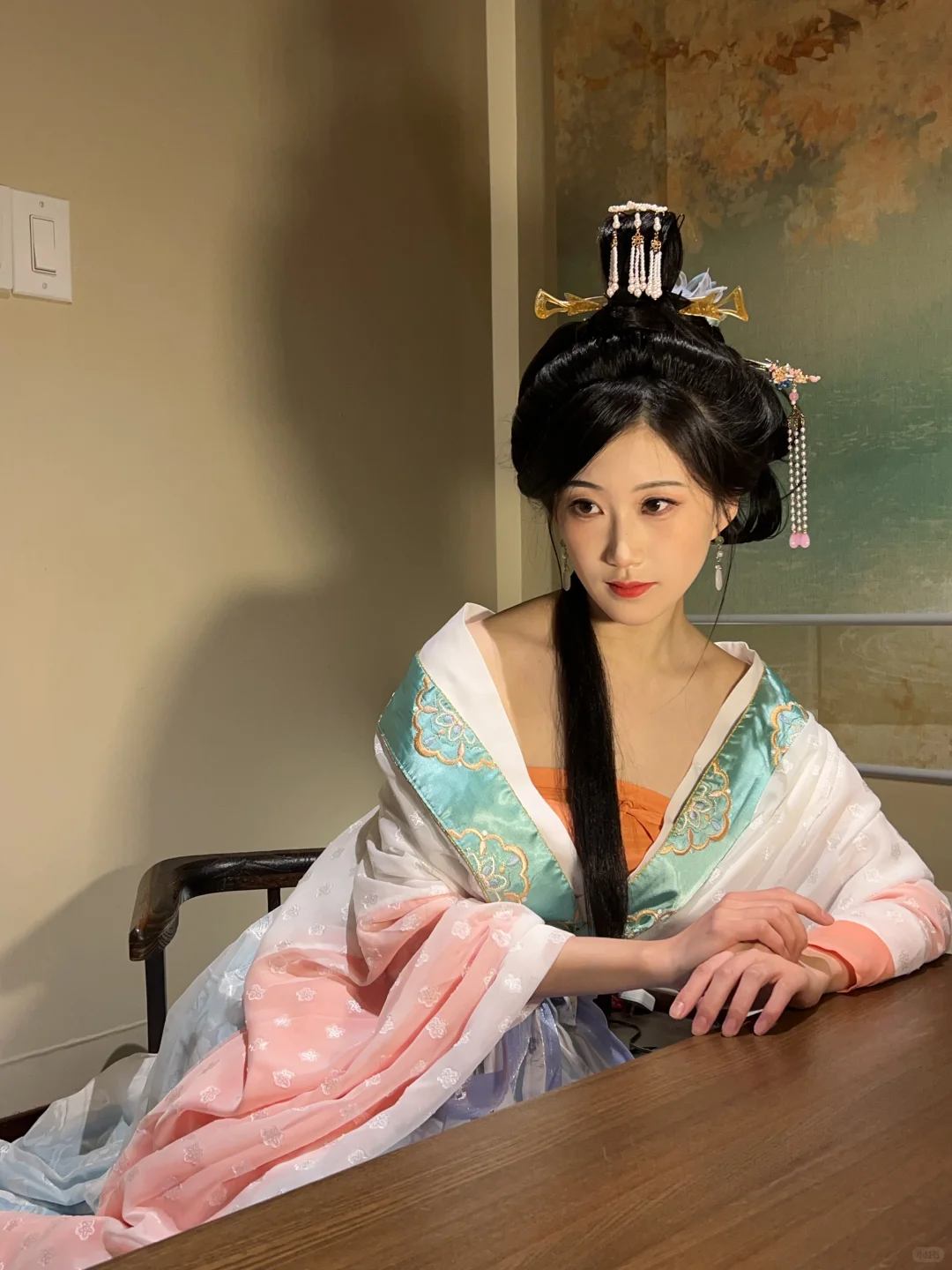 点唇凝眸暖塌间，举扇低眉小窗前