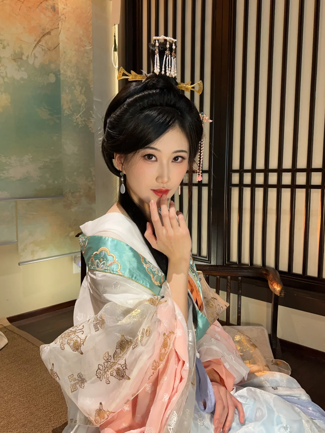 点唇凝眸暖塌间，举扇低眉小窗前