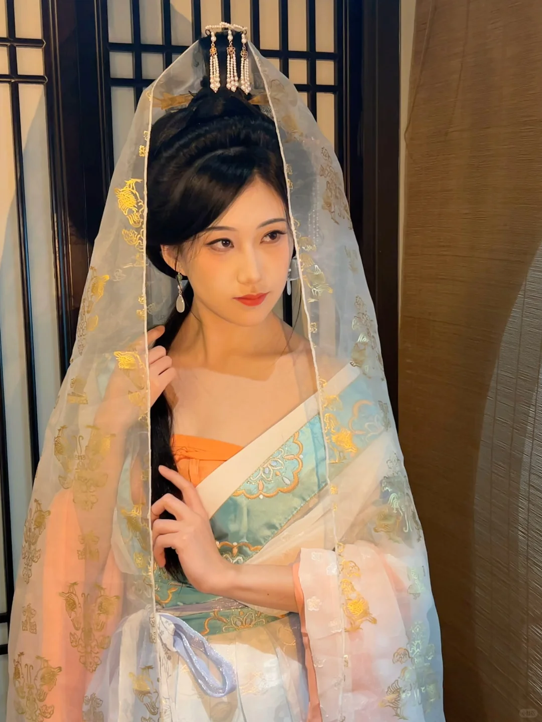 点唇凝眸暖塌间，举扇低眉小窗前