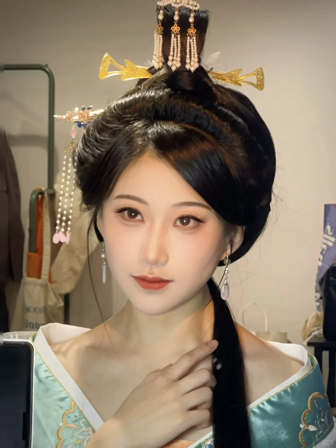 点唇凝眸暖塌间，举扇低眉小窗前