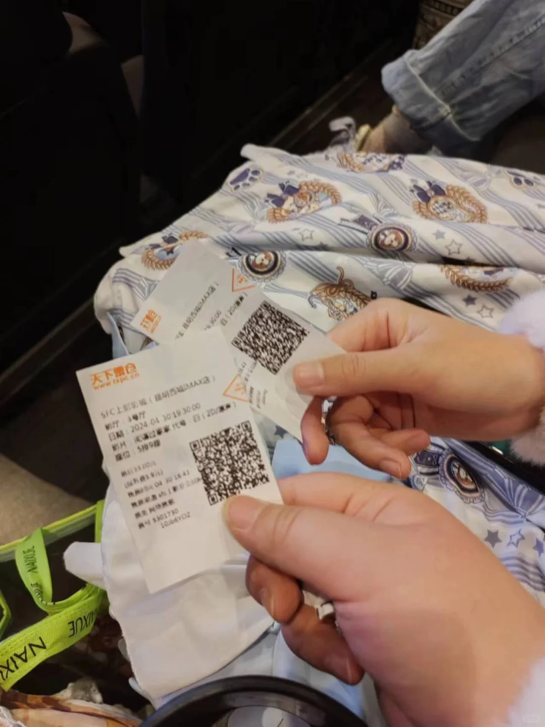 看了代号白电影！特地买了特别场，但是