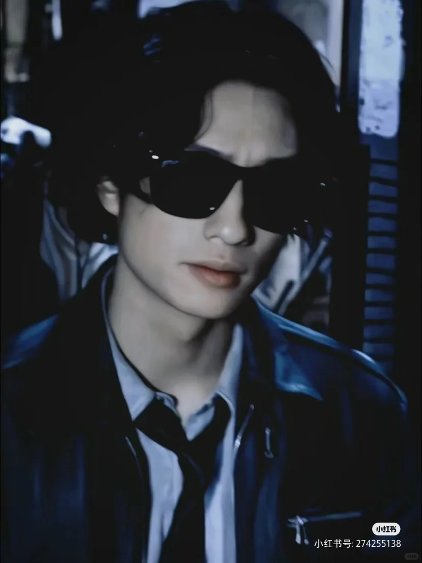 发疯，已经看完电影第八天了，还在偷照片