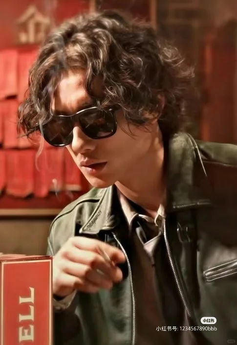 发疯，已经看完电影第八天了，还在偷照片