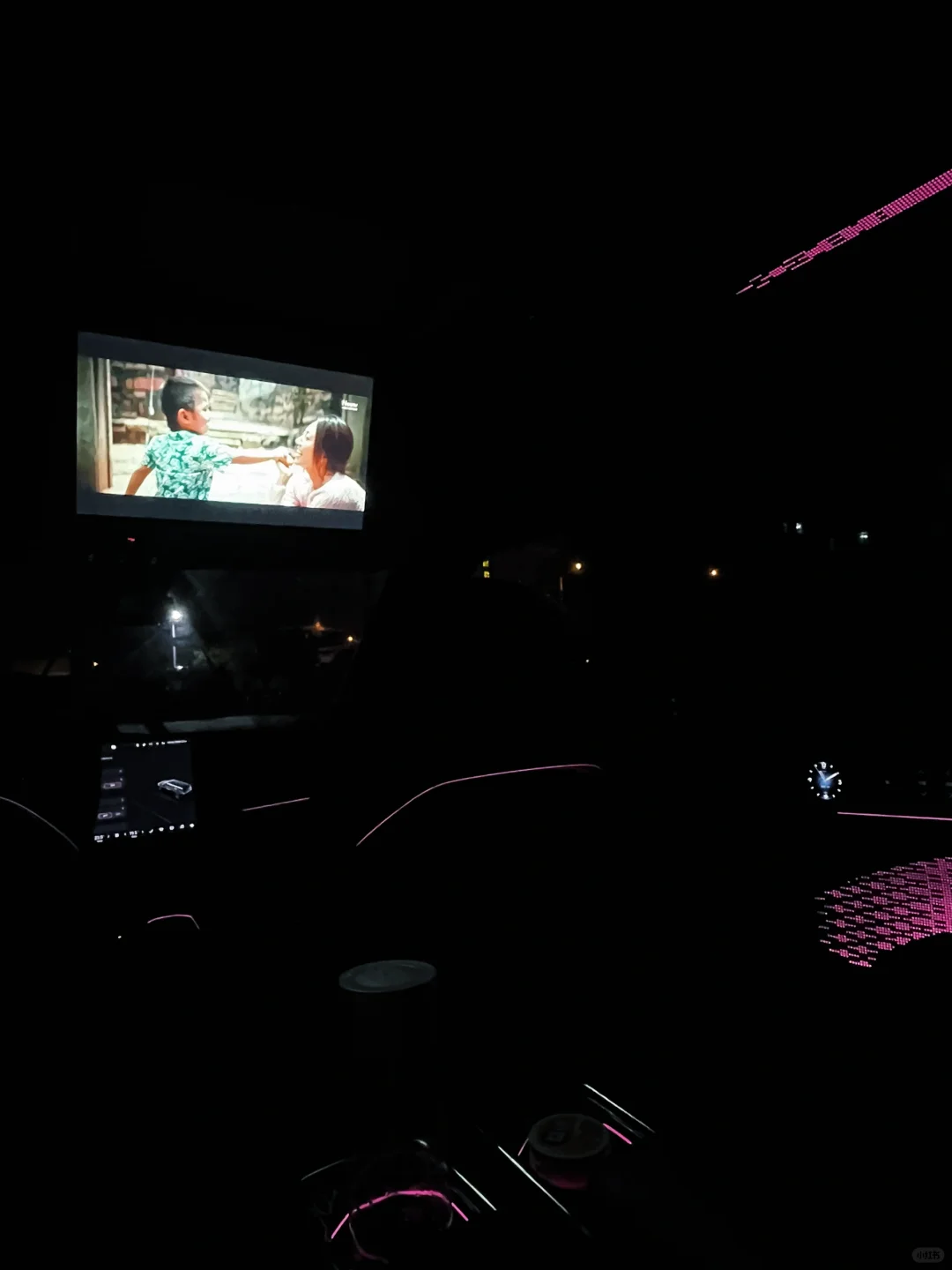 沉浸式在车内看电影