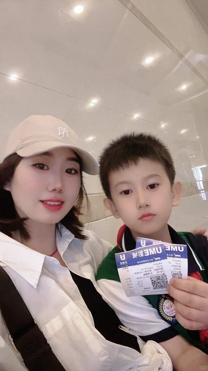 儿子带我看电影🎬