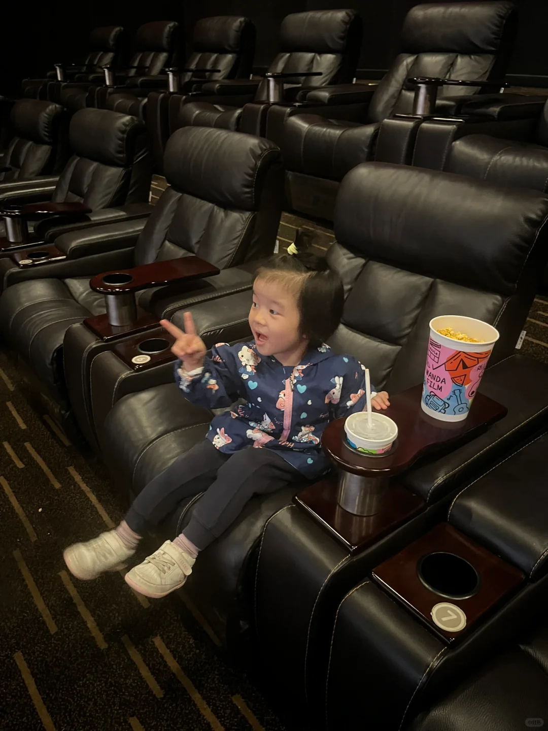 带宝宝看电影啦，大人喉咙痛有没有啥办法