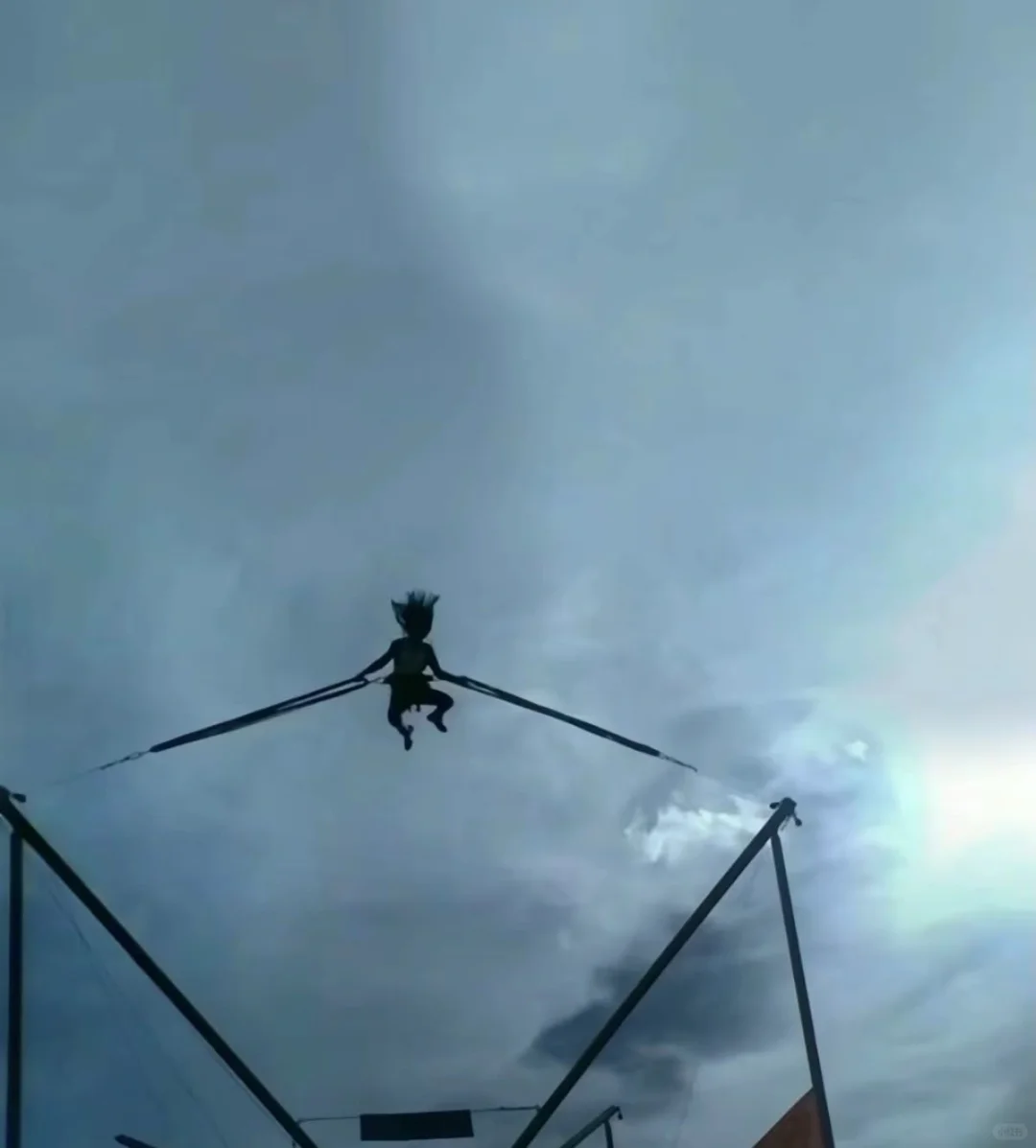 好眼熟，电影里是拿吉他🎸