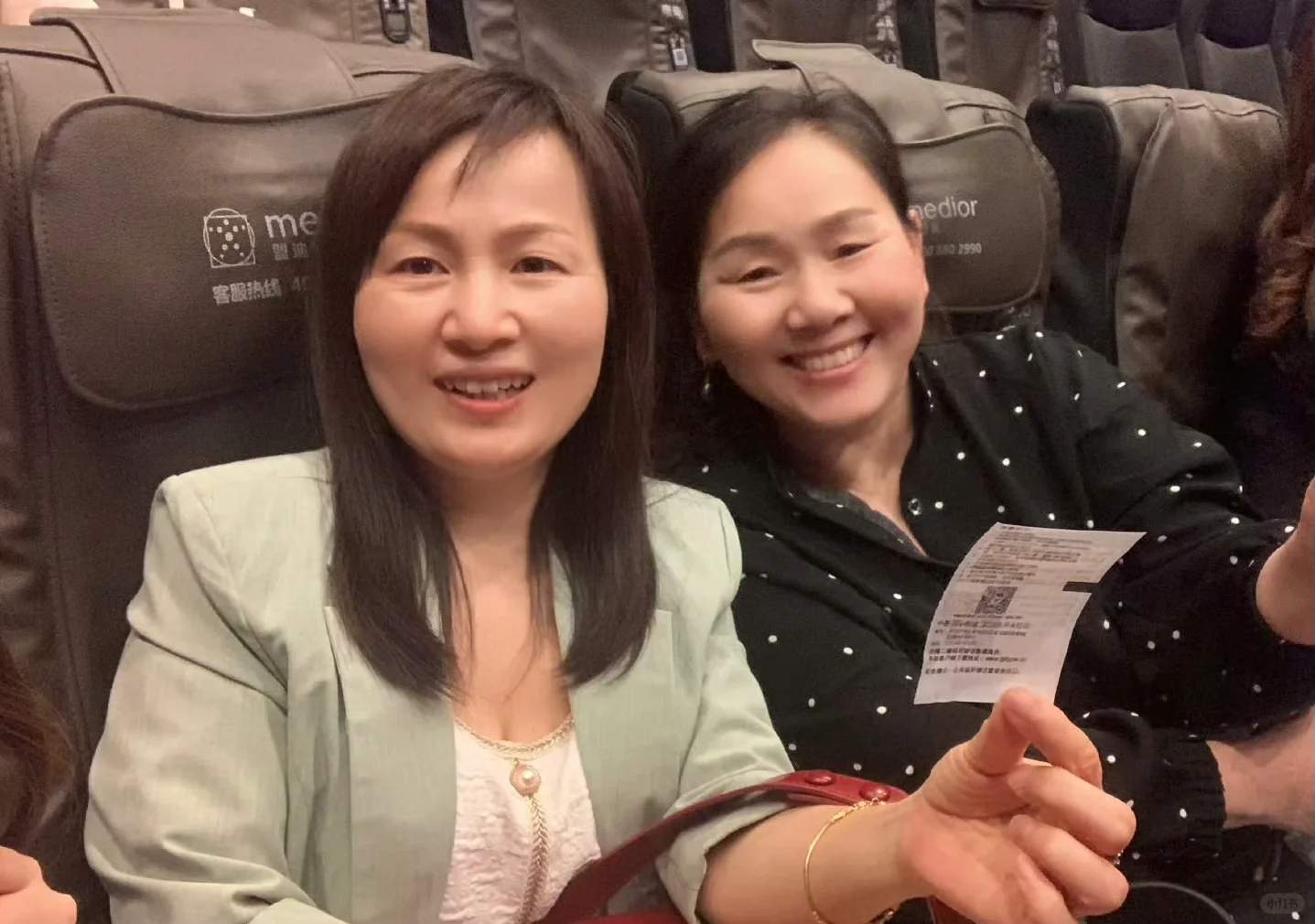 和两位妈妈一起看电影