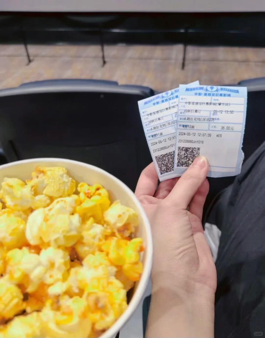 和两位妈妈一起看电影