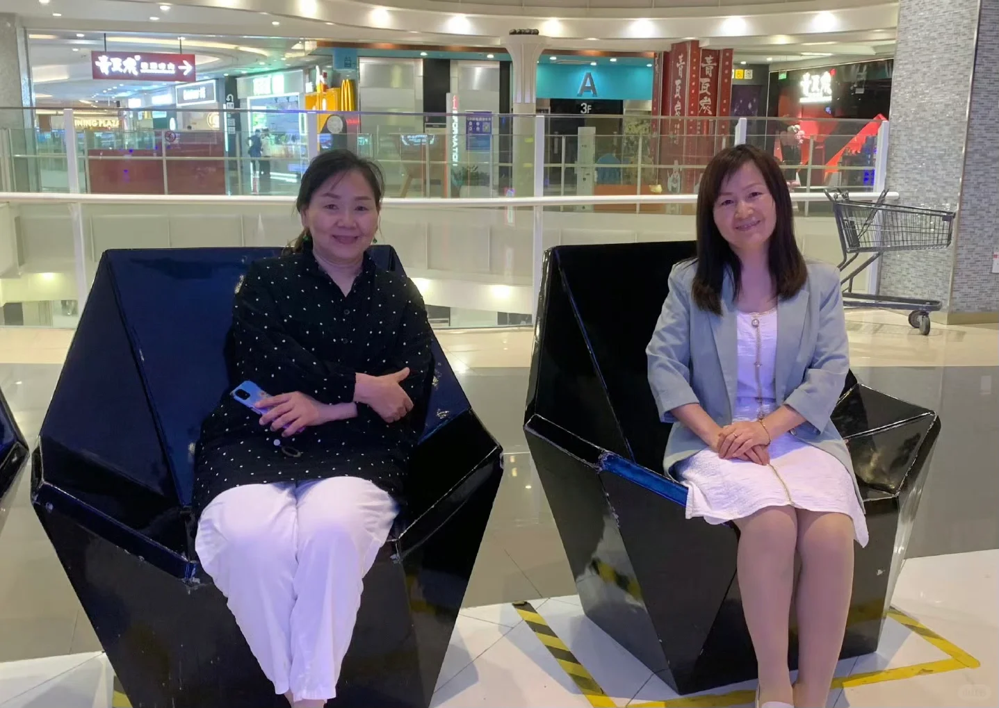 和两位妈妈一起看电影