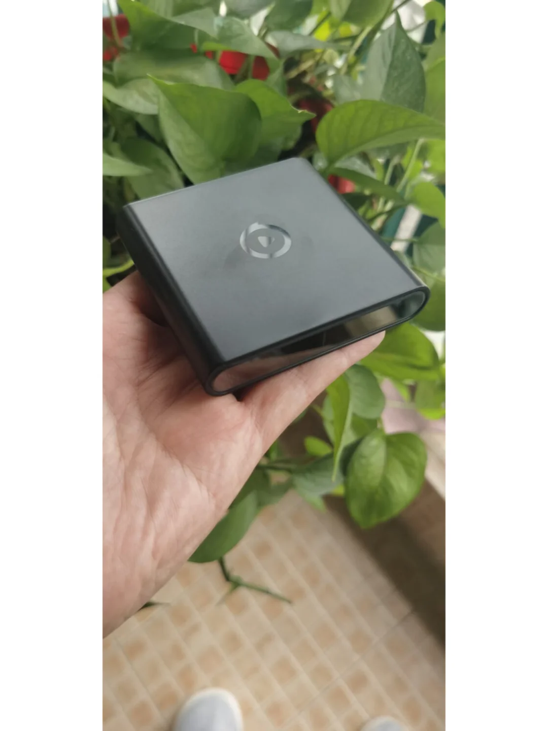 用这个电视盒子，不用拿几个遥控器！