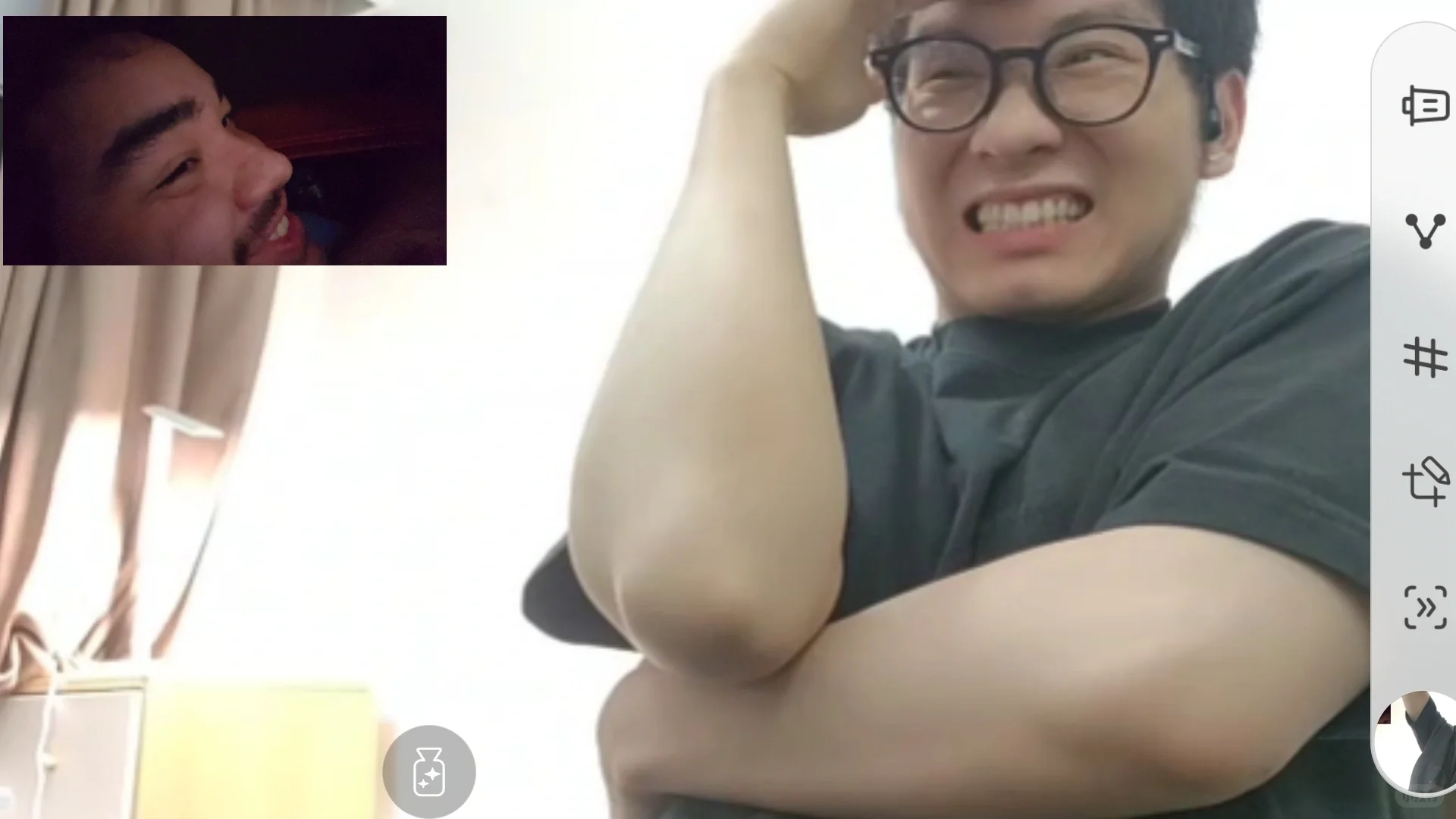 520晚上看恐怖电影时表情如上