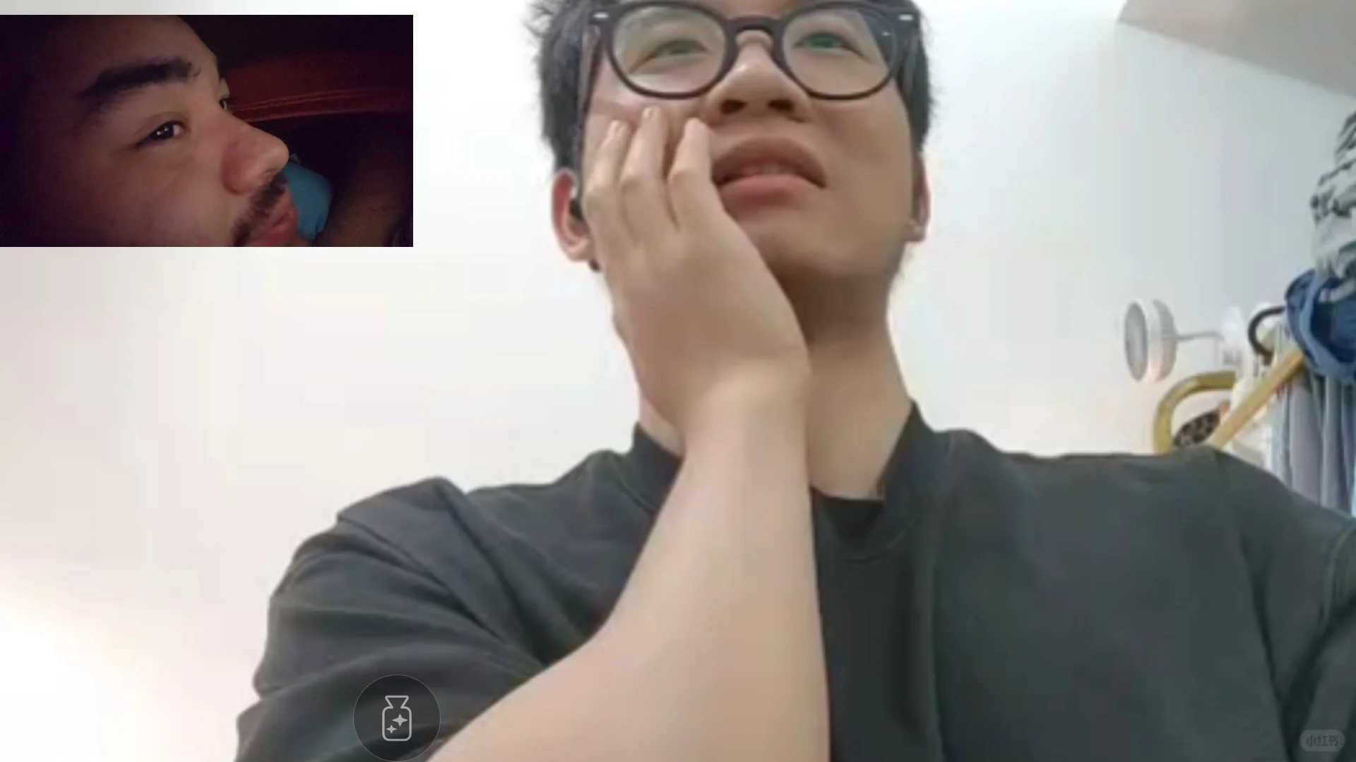 520晚上看恐怖电影时表情如上