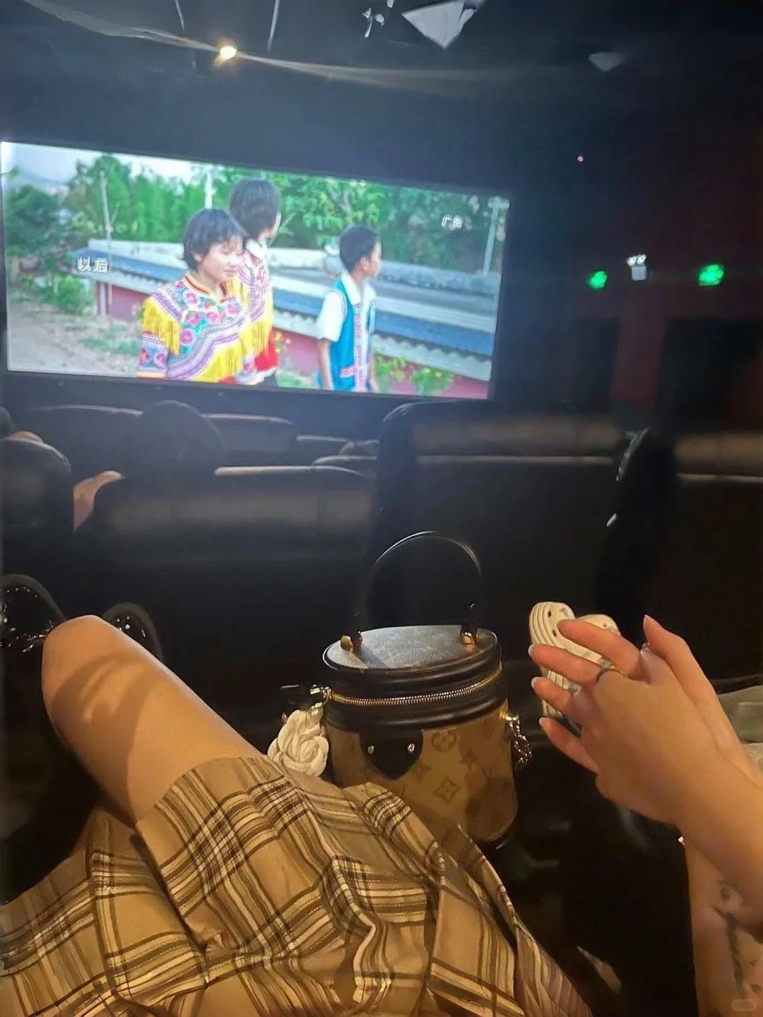 看电影全程牵手正常吗