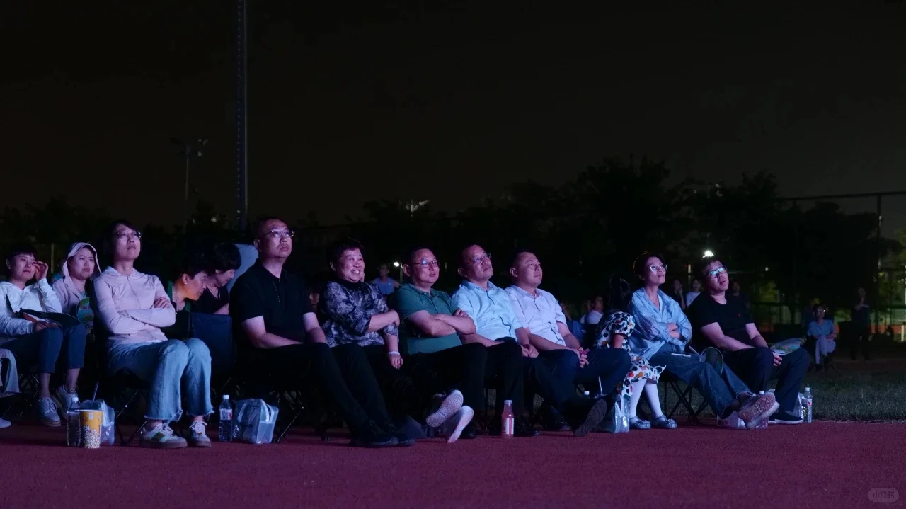 当初夏遇见露天电影