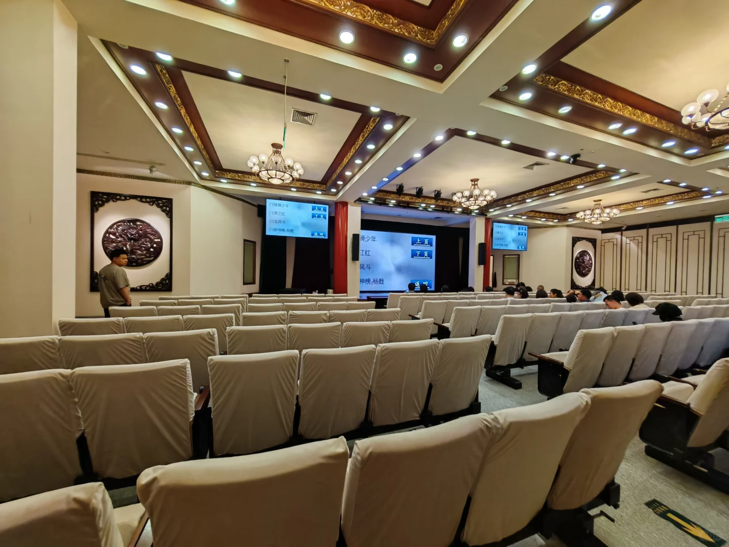 博物馆看电影× 免费逛景点✓