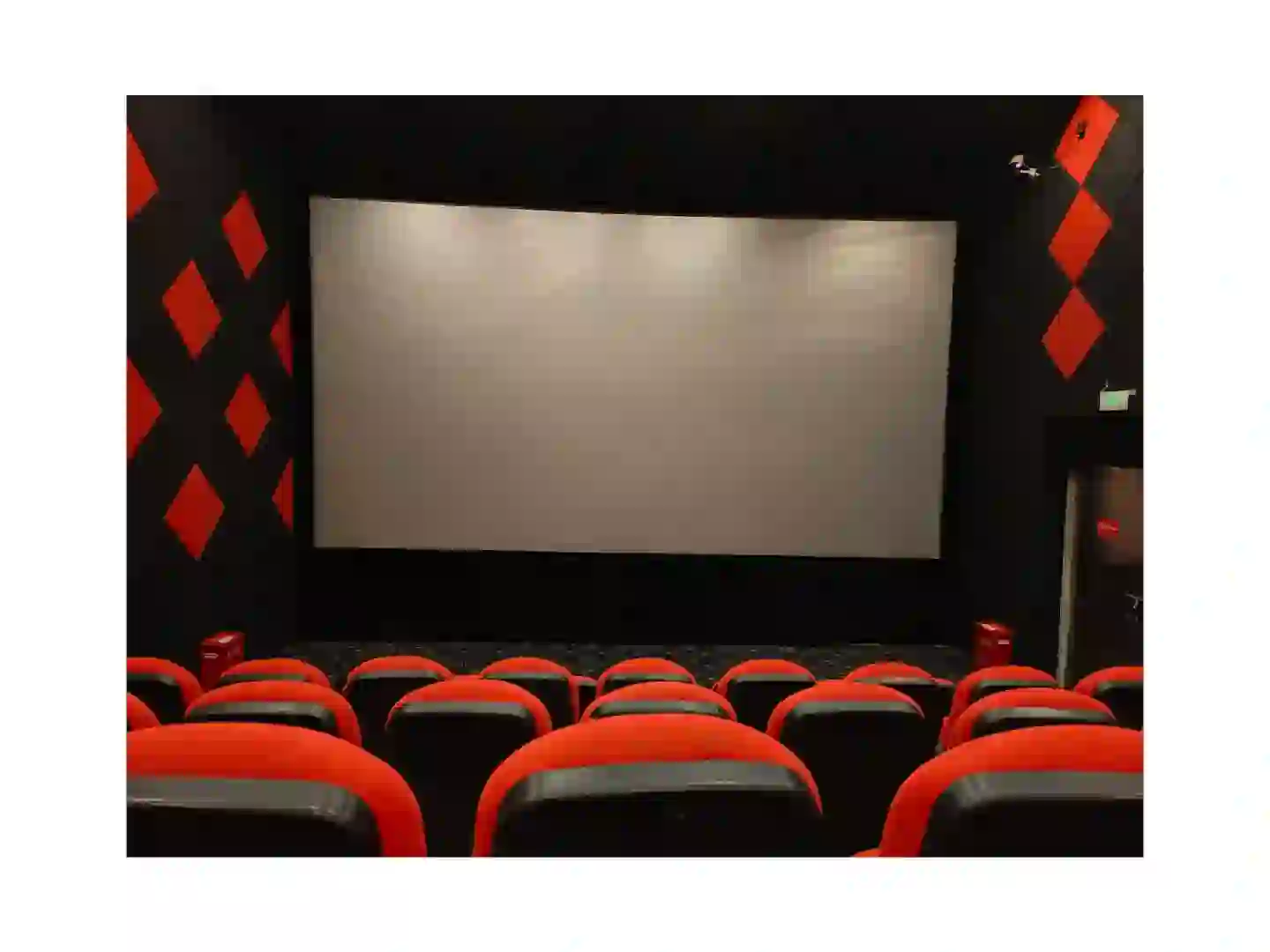 包场的电影院一个人有点害怕～