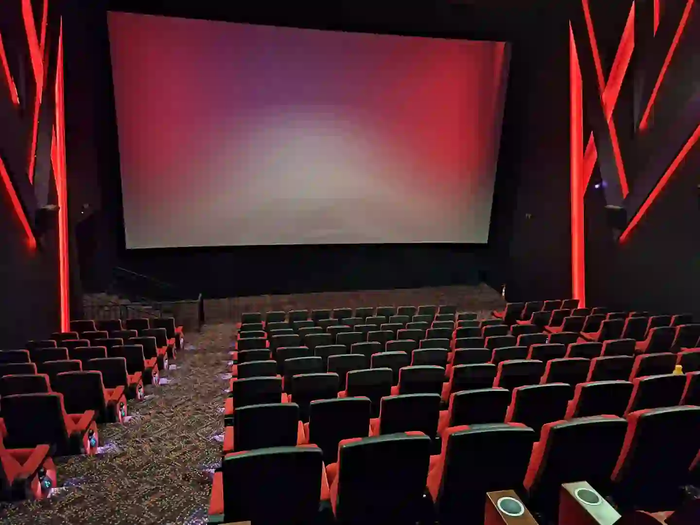 电影院空无一人，感觉好像包场看电影