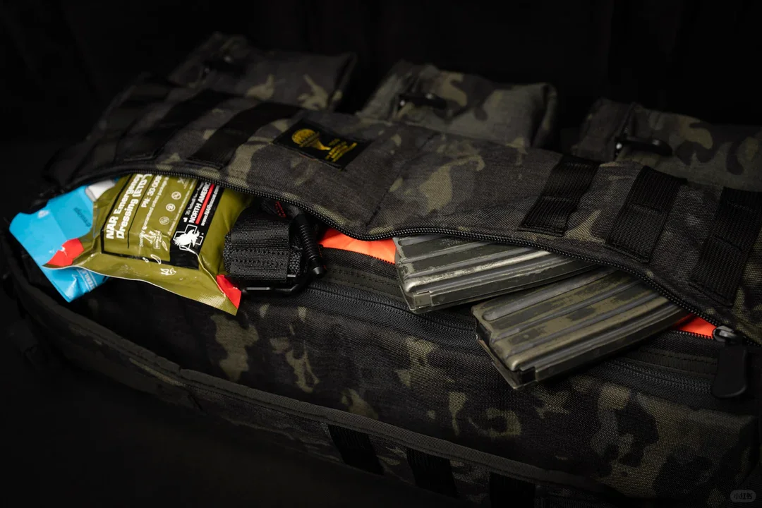 007邦德在电影中背的是什么包?