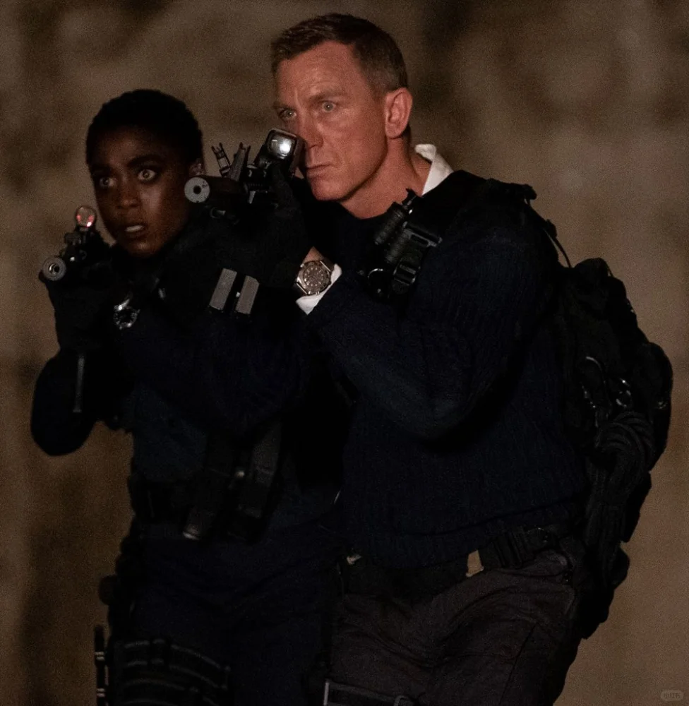 007邦德在电影中背的是什么包?