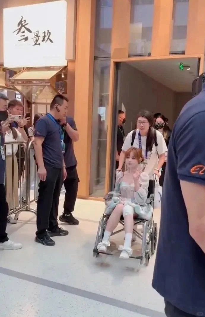 黄霄雲为什么坐轮椅还要为电影<落凡尘>献歌’></p>
<p style="text-align:center;"> <img decoding="async"  src="https://img.bim99.cn/ssd/ssd4/103/2024-07-11/103_dcfea836fc848f103e1de0a976741b00.webp" alt=