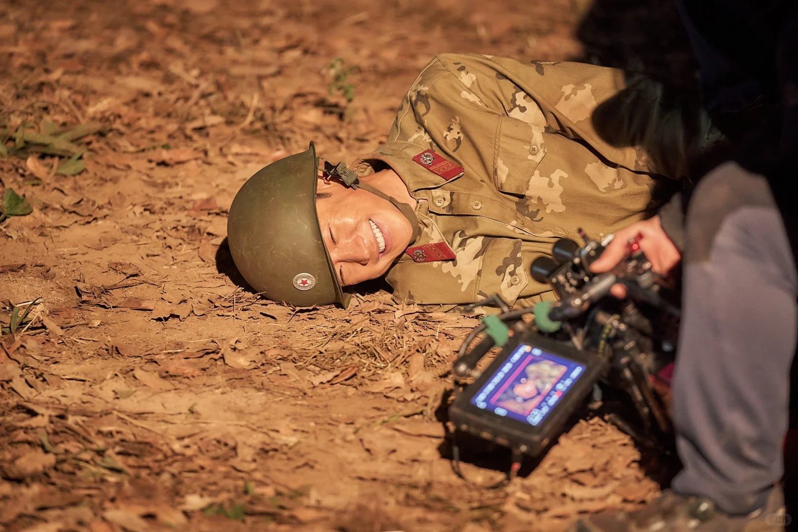 李帝勋电影《逃脱》幕后花絮,泥里开心小可爱