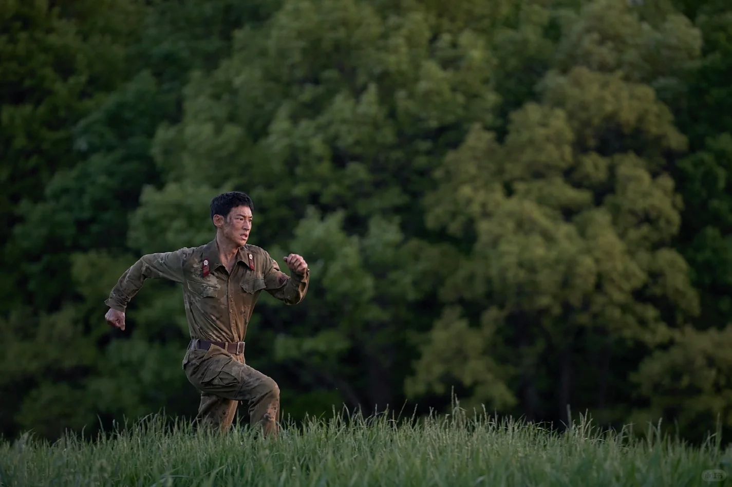 李帝勋电影《逃脱》幕后花絮,泥里开心小可爱