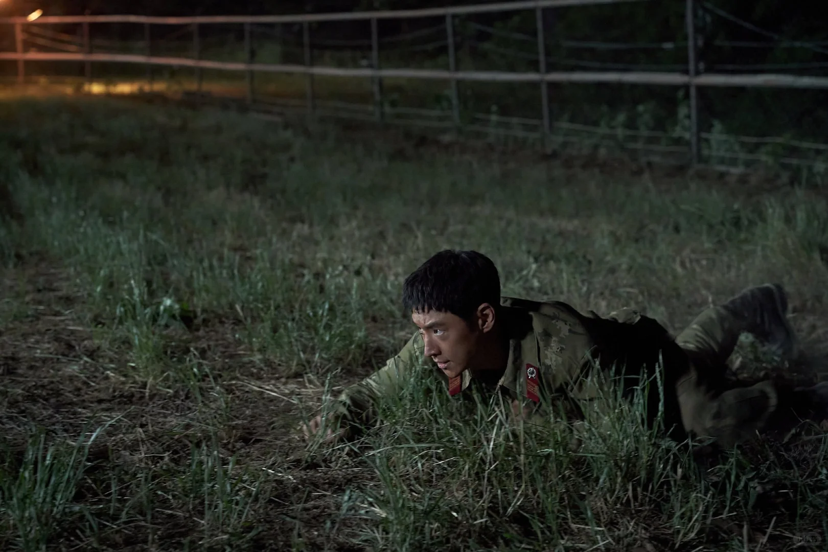 李帝勋电影《逃脱》幕后花絮,泥里开心小可爱