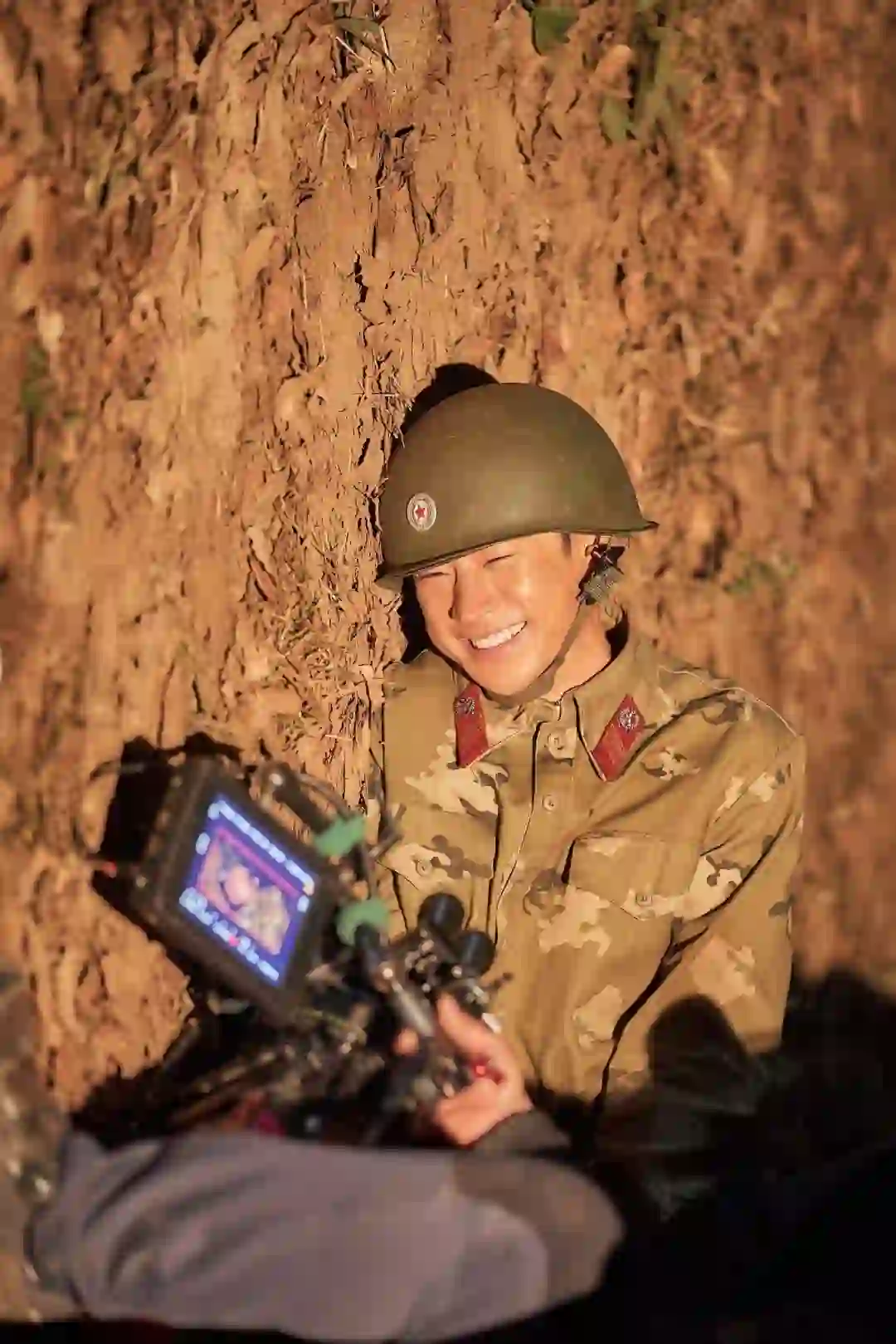 李帝勋电影《逃脱》幕后花絮,泥里开心小可爱