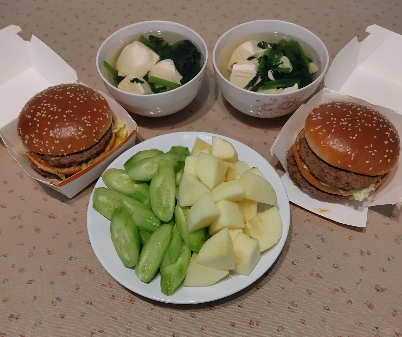 两个老年人的午餐