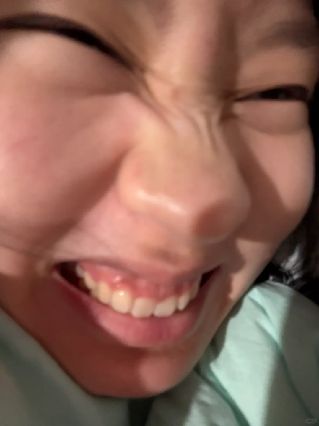 在全家人期待的目光中点开了💛色软件