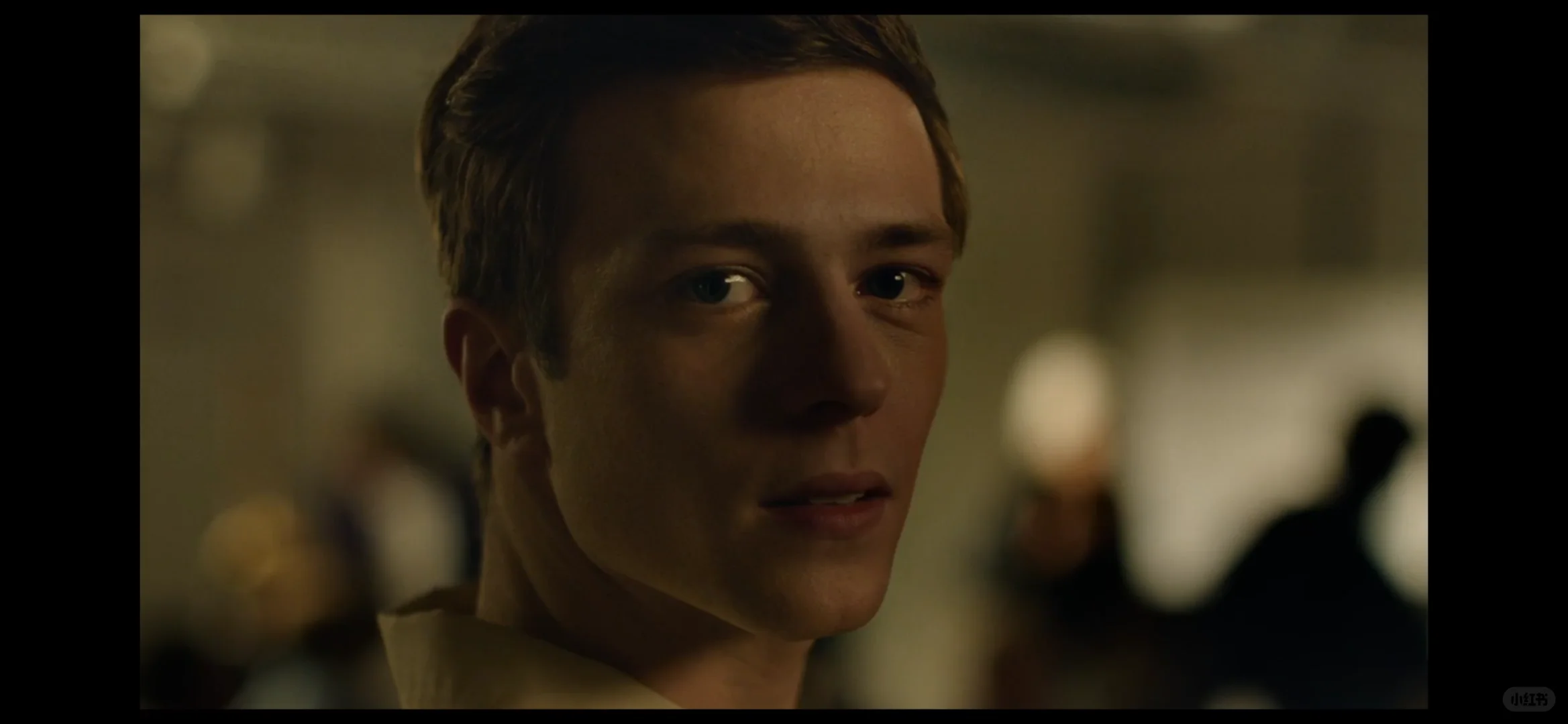 作家与🌟工作者的双重身份