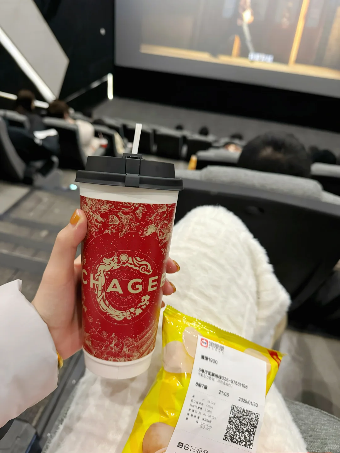 过年不回家的小姨，一个人在电影院看电影🎬