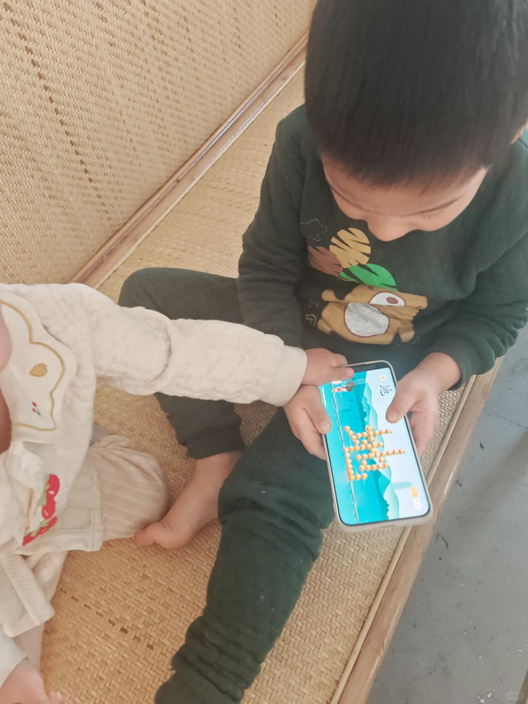 我的两个学霸宝宝，为了识字打起来了❗