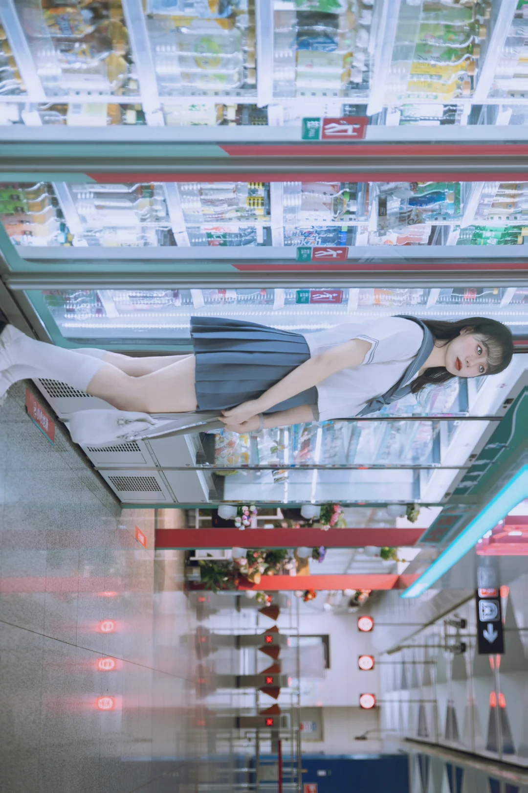 震惊！在地铁站拍JK制服，居然拍出一组壁纸