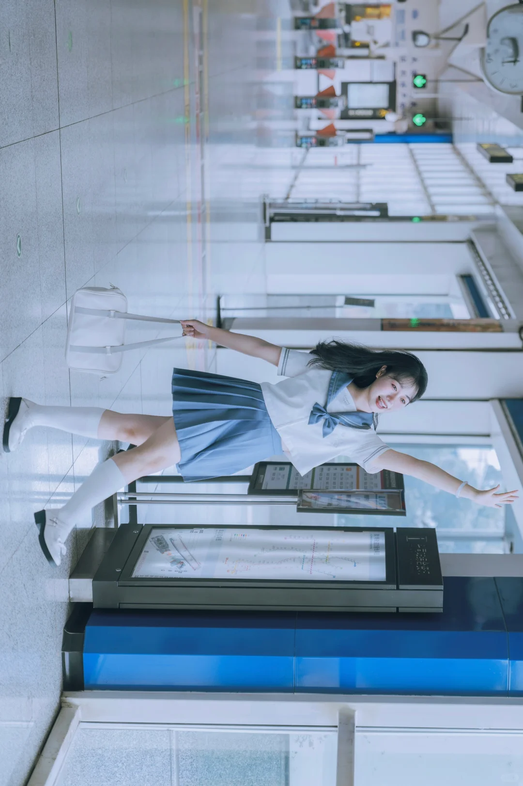 震惊！在地铁站拍JK制服，居然拍出一组壁纸