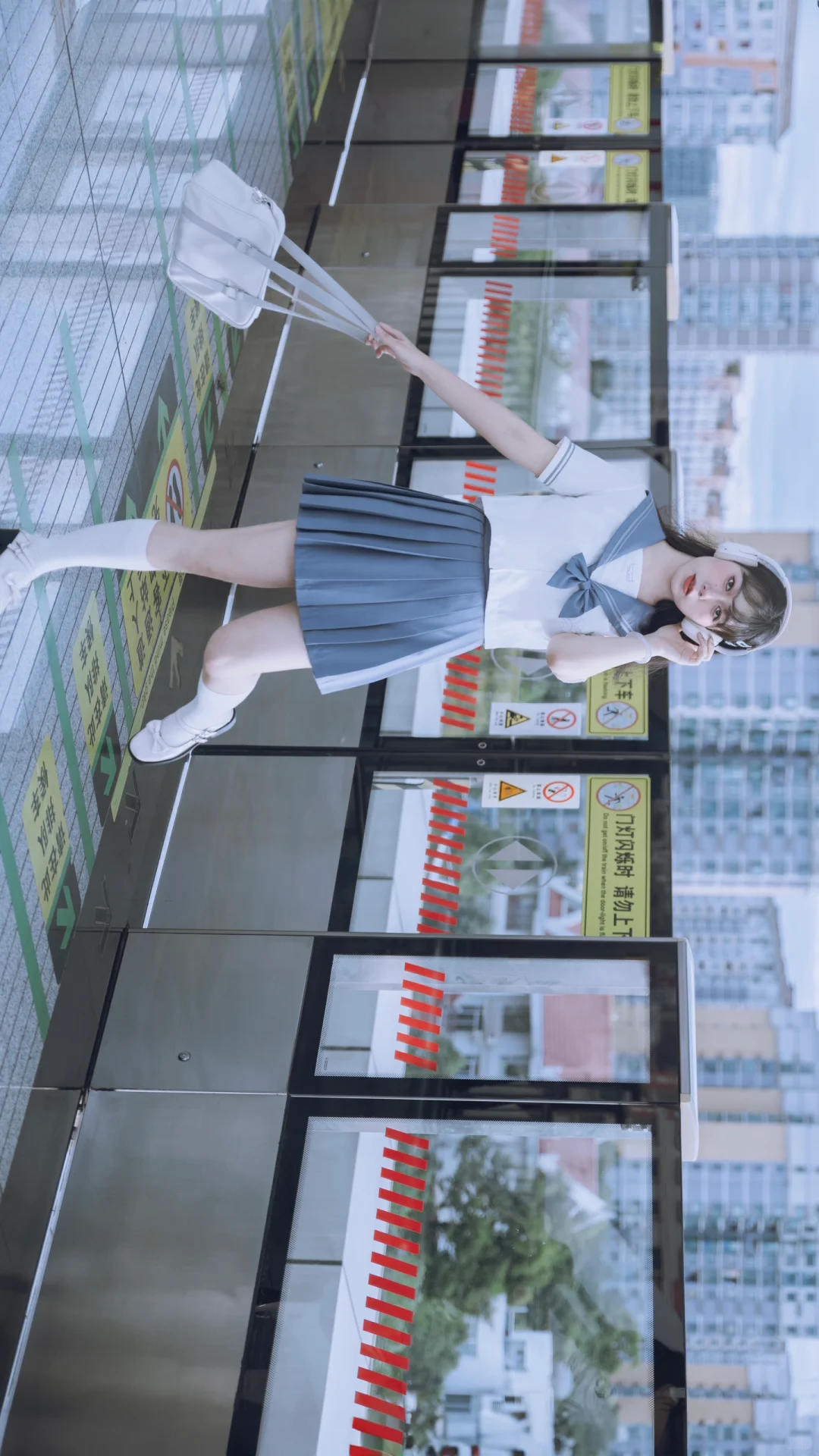震惊！在地铁站拍JK制服，居然拍出一组壁纸