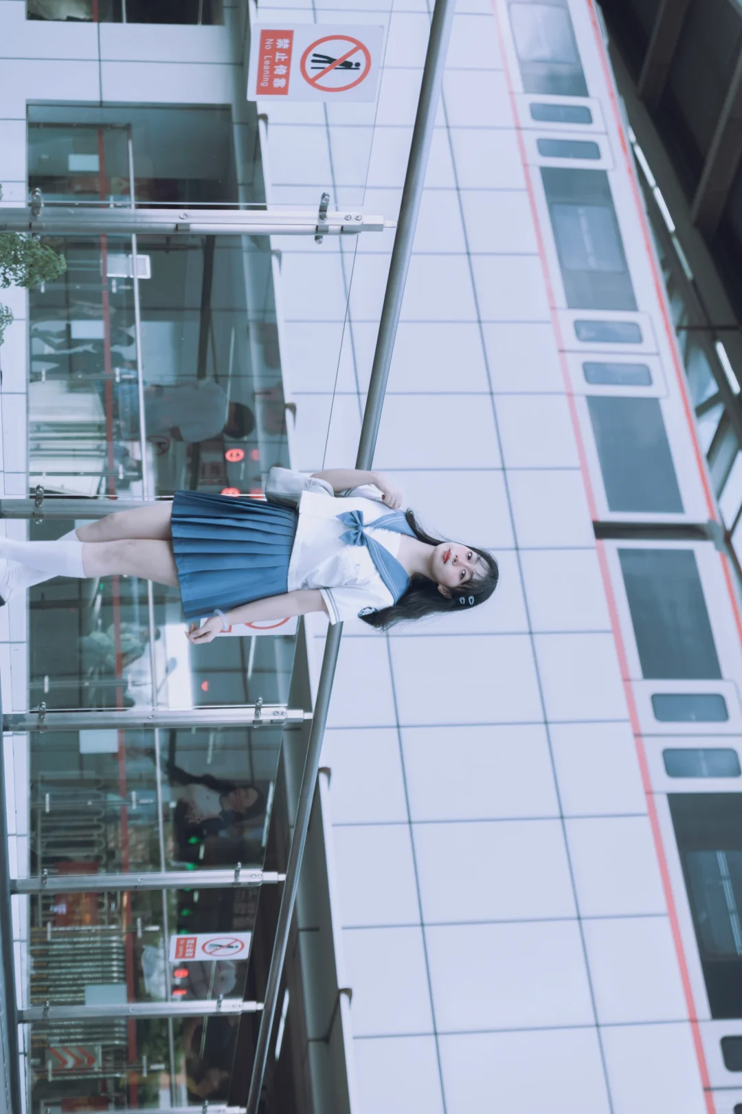 震惊！在地铁站拍JK制服，居然拍出一组壁纸