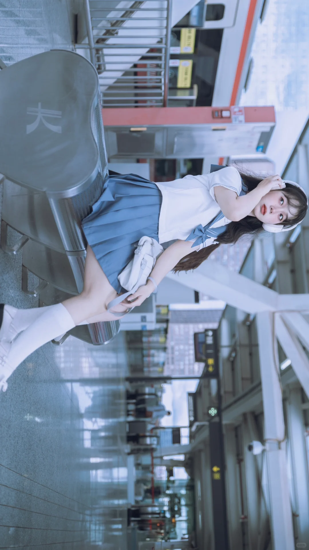 震惊！在地铁站拍JK制服，居然拍出一组壁纸
