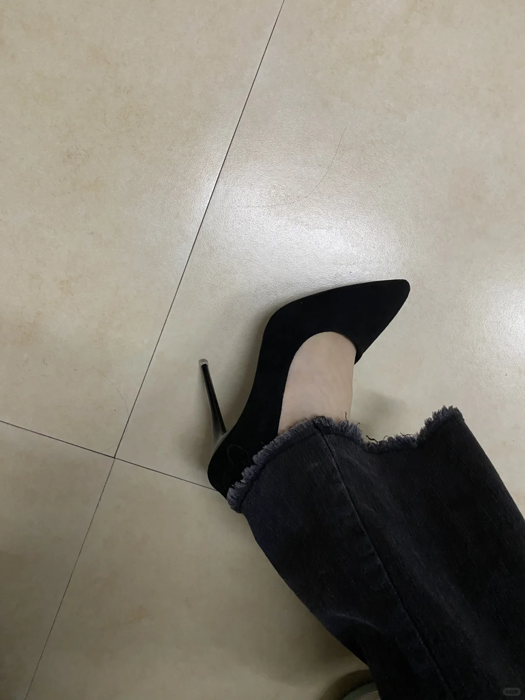 女大第一次穿高跟鞋🥹狠狠爱死了